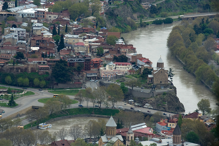 Tiflis mit dem hochwasserfhrenden Fluss Kura  (c) Christoph Riegler